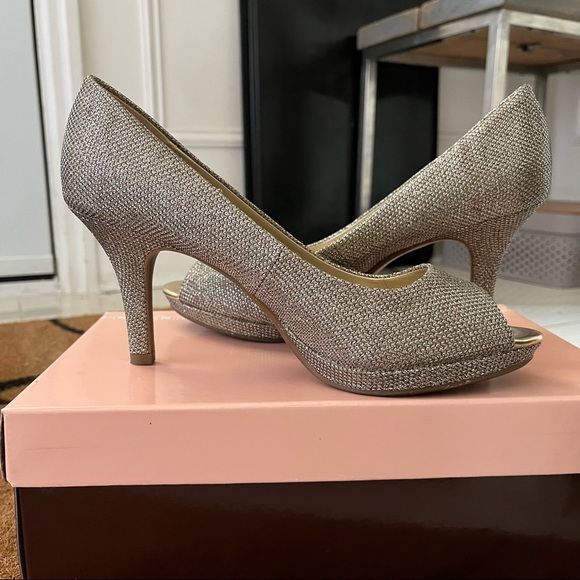 Bandolino B Flexible Gold/Silver Glitter Open Toe Heels in size US 7.5 - Picture 2 of 6